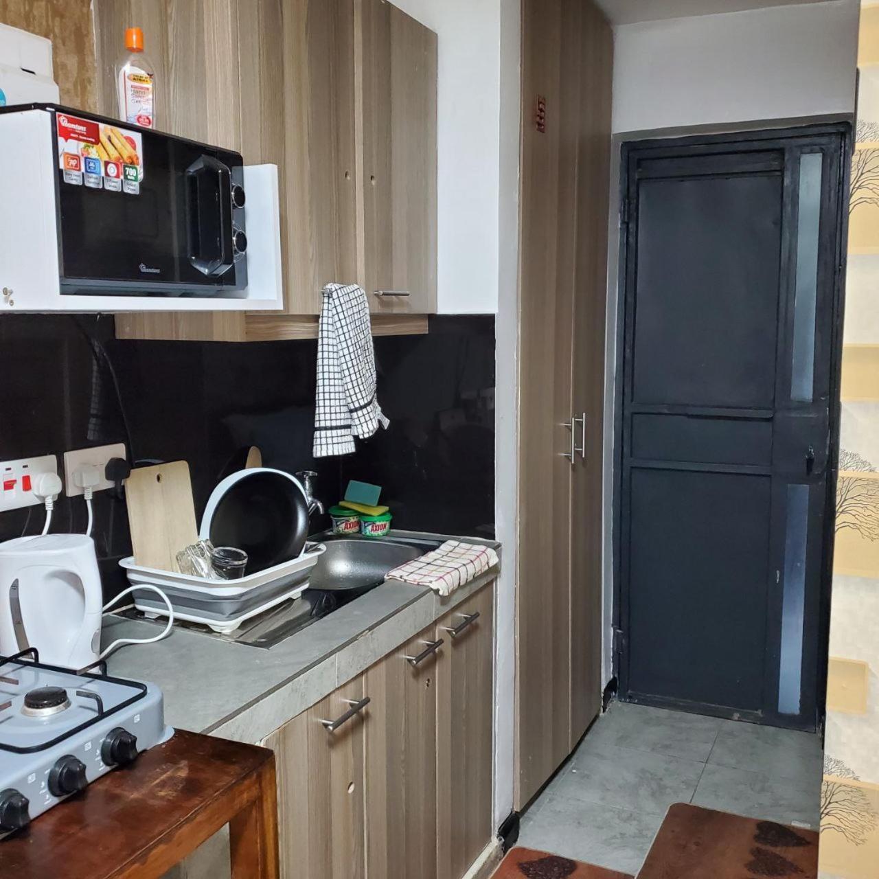 Lovely & Cozy Compact Studio Near Airport With Rooftop View Apartment Nairobi Bagian luar foto