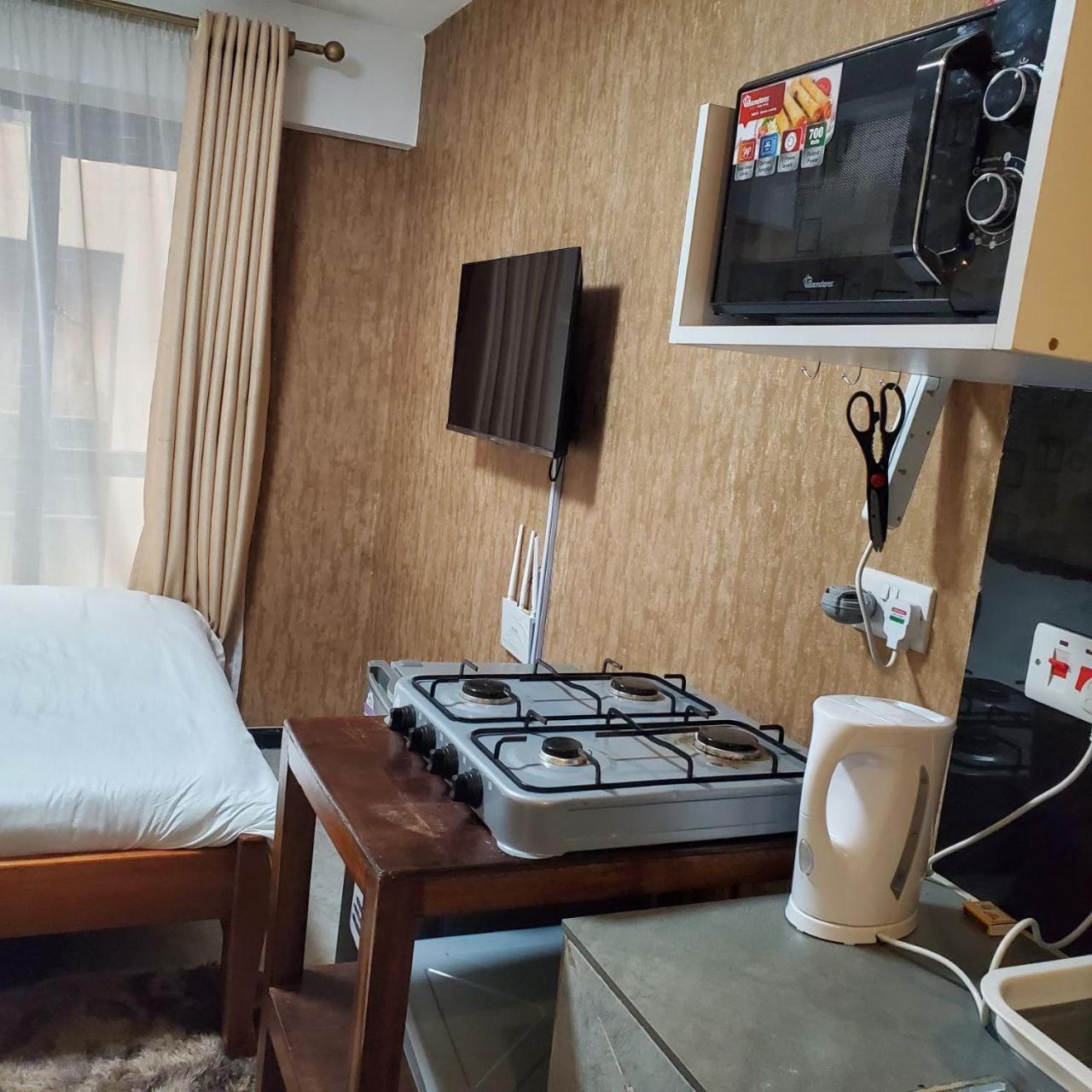 Lovely & Cozy Compact Studio Near Airport With Rooftop View Apartment Nairobi Bagian luar foto